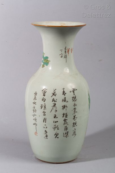 Vase de forme balustre en porcelaine à décor...