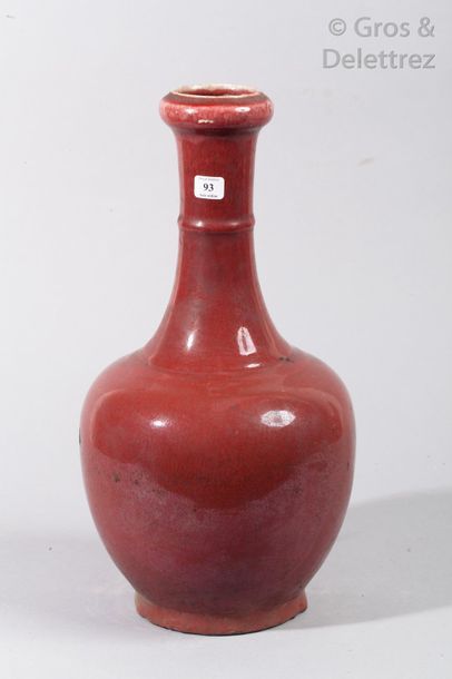Vase de forme bouteille à panse basse et...