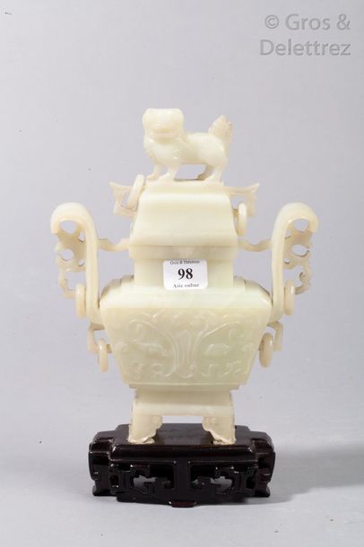 Vase couvert en pierre dure blanche, à deux...