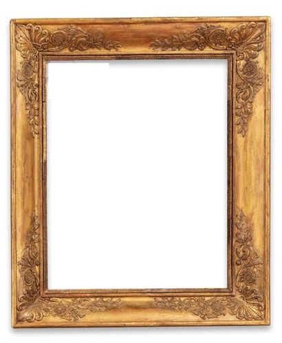 CADRE en bois et pâte dorés à décor de rais-de-coeur,...