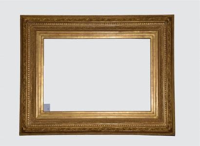 CADRE en bois et stuc dorés à décor de rais-de-coeur,...