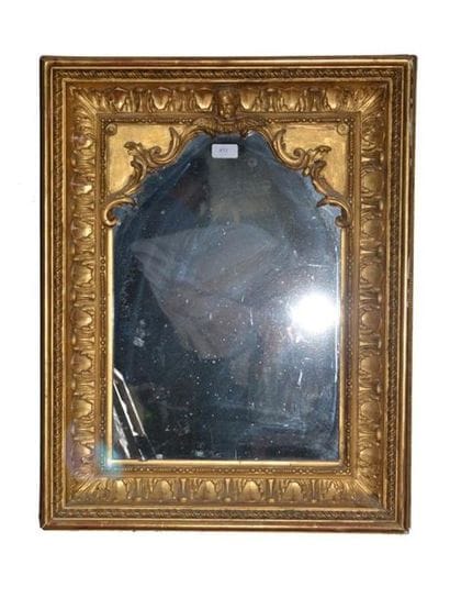 MIROIR en bois et stuc dorés à décor à feuillure...