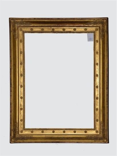 CADRE en bois et pâte dorés à décor de panaches...
