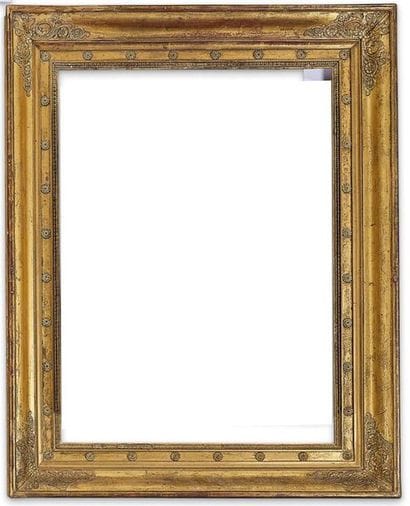 CADRE en bois et pâte dorés à décor de panaches...