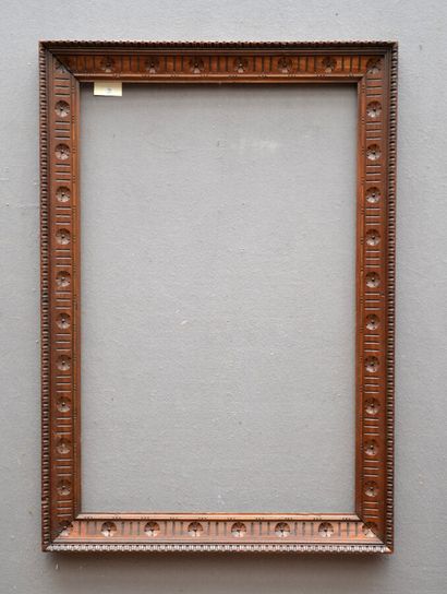 CADRE en bois sculpté, à décor de trèfles...