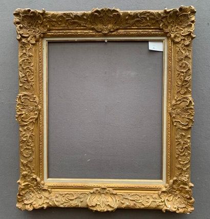 CADRE en bois et pâte dorés. 

Style Louis...