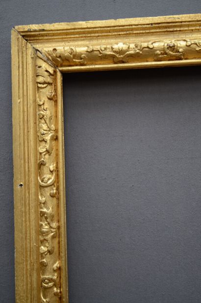 CADRE en bois mouluré, sculpté et doré à...