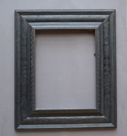 CADRE en ébène et placage d'ébène à décor...