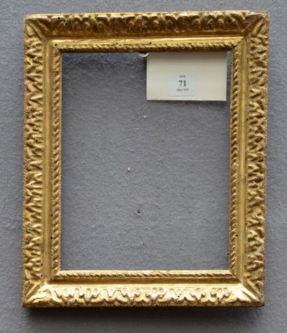 PETIT CADRE en chêne sculpté et doré, à décor...