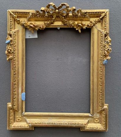CADRE en bois et pâte dorés, mouluré, sculpté,...