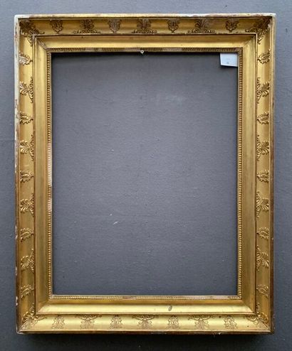 CADRE en bois et pâte redorée, à décor de...