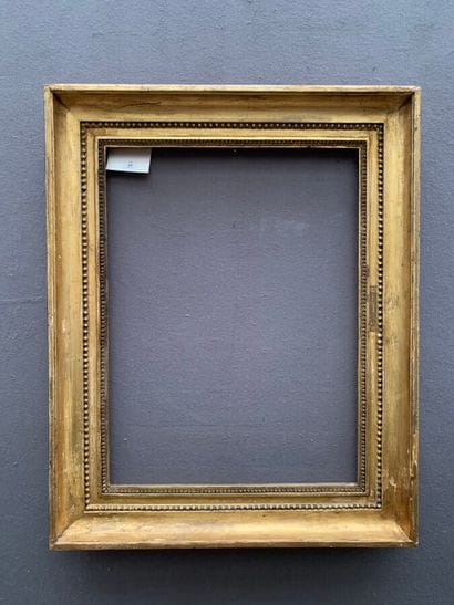 CADRE à décor de frise de rais de coeur et...