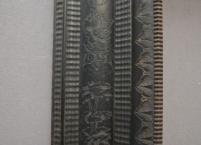 CADRE en ébène et placage d'ébène à décor...