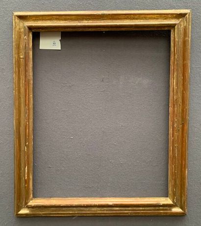 CADRE à profil renversé, en bois mouluré...