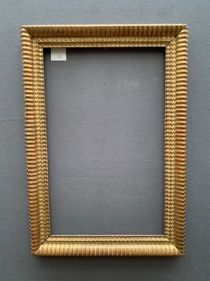 CADRE en bois sculpté et doré, à décor de...