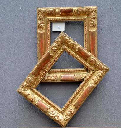 PAIRE de petits cadre en chêne mouluré, sculpté...