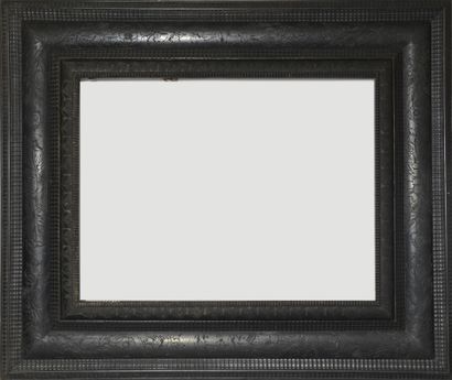 CADRE en ébène et placage d'ébène à décor...