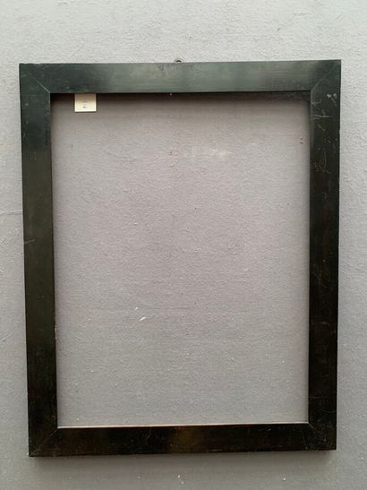 CADRE à profil plat en bois mouluré et noirci....
