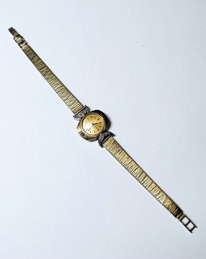 OMEGA 
MONTRE BRACELET de dame en or jaune...