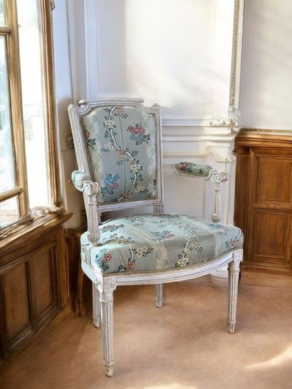 Série de huit FAUTEUILS cabriolet à dossier...
