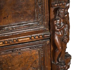 COMMODE à Bambocci en ronce ouvrant par six...