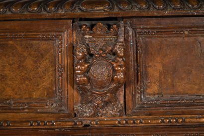 COMMODE à Bambocci en ronce ouvrant par six...
