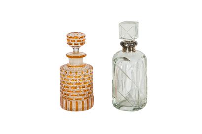 LOT comprenant 
Une CARAFE en verre moulé...