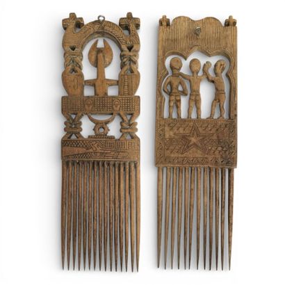 Lot de deux PEIGNES VOTIFS en bois sculpté...