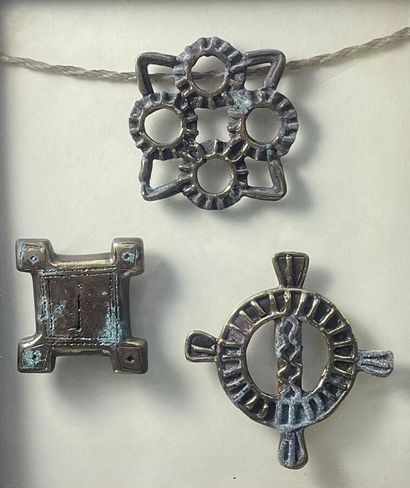 Suite de six POIDS en bronze de forme géométriques...