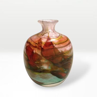 TRAVAIL FRANCAIS 
PETIT VASE en verre à décor...