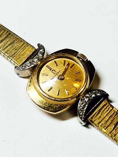 OMEGA 
MONTRE BRACELET de dame en or jaune...