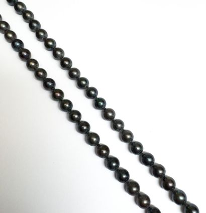 COLLIER de perles de culture teintées noires,...