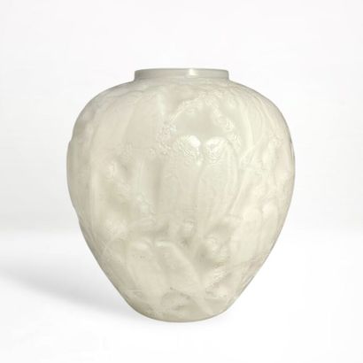 RENÉ LALIQUE (1860-1945) 
Vase aux «Perruches»...