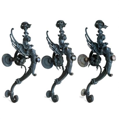 SUITE de trois grandes APPLIQUES murales...