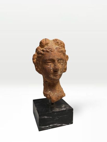 TETE DE STATUETTE FEMININE 
Tête de statuette...