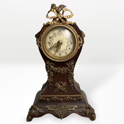 PETITE PENDULETTE en bois et métal doré,...