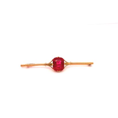 BROCHE en or 18K (750 millièmes) ornée d'un...