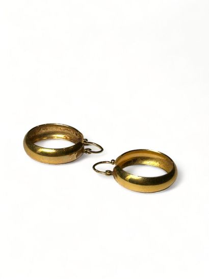 PAIRE DE BOUCLES D'OREILLES CREOLES en métal...