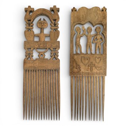 Lot de deux PEIGNES VOTIFS en bois sculpté...