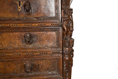 COMMODE à Bambocci en ronce ouvrant par six...