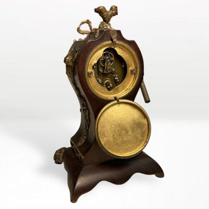 PETITE PENDULETTE en bois et métal doré,...