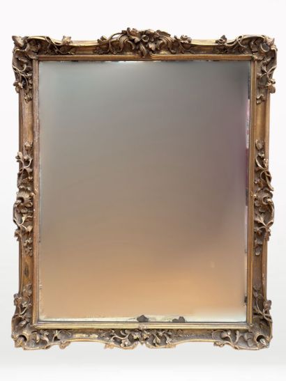 MIROIR en bois sculpté doré au décor d'agrafes...