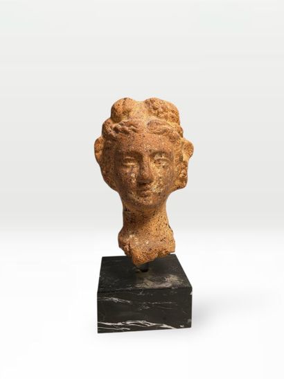 TETE DE STATUETTE FEMININE 
Tête de statuette...