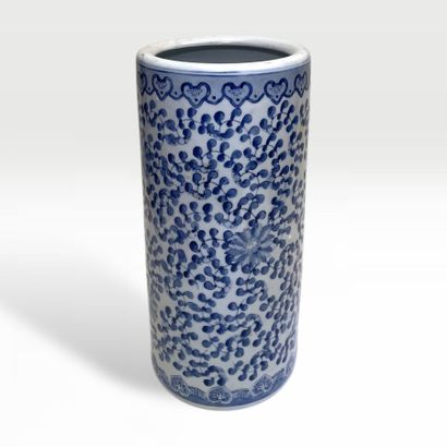 CHINE
VASE ROULEAU ou cylindrique en porcelaine...