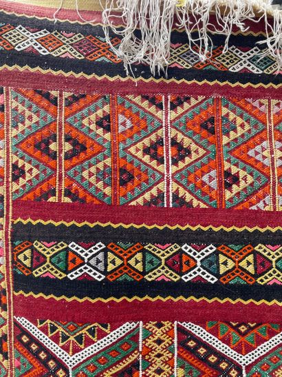 TAPIS en laine Kilim Afrique du Nord à décor...