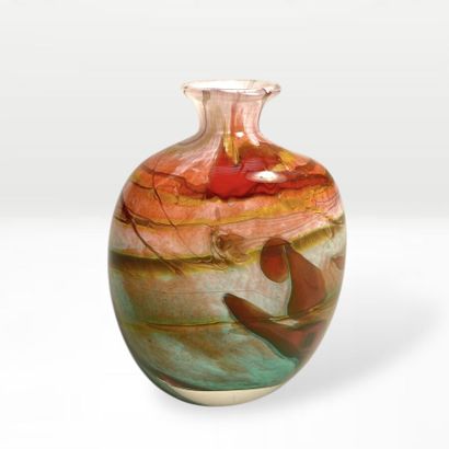 TRAVAIL FRANCAIS 
PETIT VASE en verre à décor...