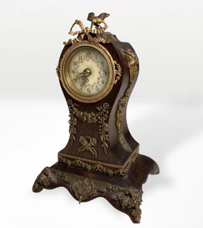 PETITE PENDULETTE en bois et métal doré,...