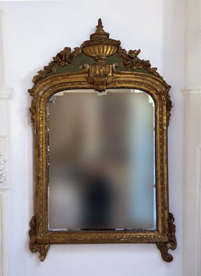 MIROIR en bois sculpté, doré et rechampi...