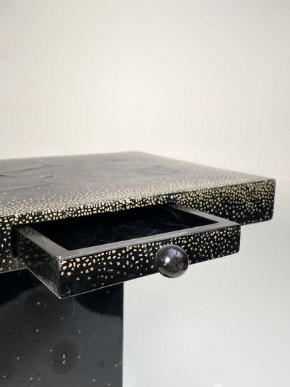 BOUT DE CANAPE en bois laqué noir et marqueterie...