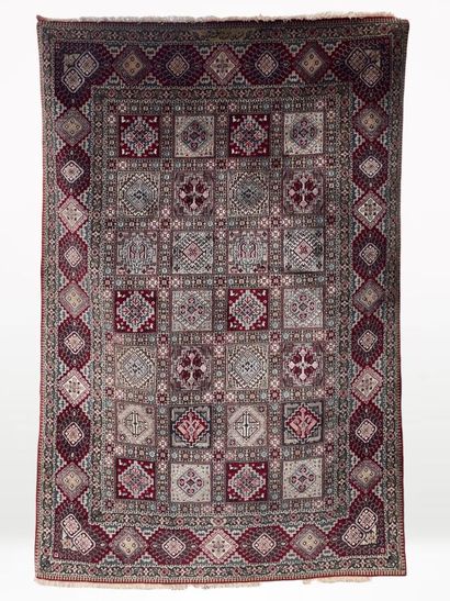 TAPIS en laine et soie à décor de dallages....